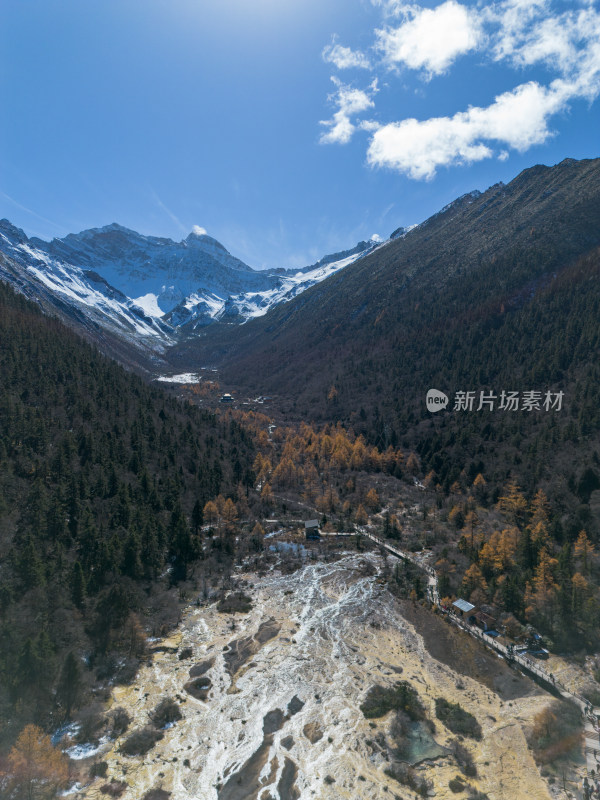 四川黄龙景区航拍，雪山秋色下的高原秘境