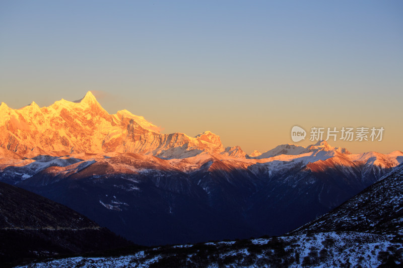 西藏林芝雪景南迦巴瓦峰日照金山雪山夕阳