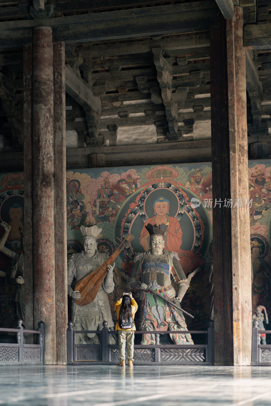 大同善化寺大雄宝殿内游客拍摄精美雕像