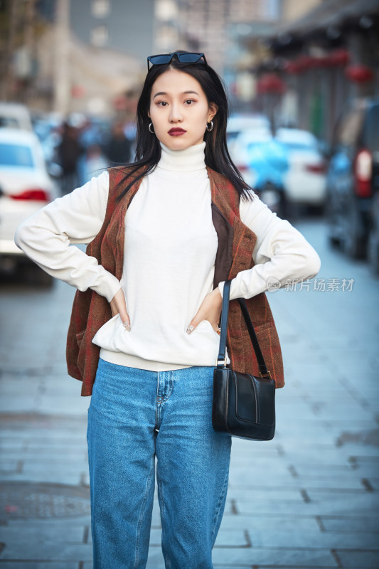 老旧城区里穿着复古港风的美丽清纯少女