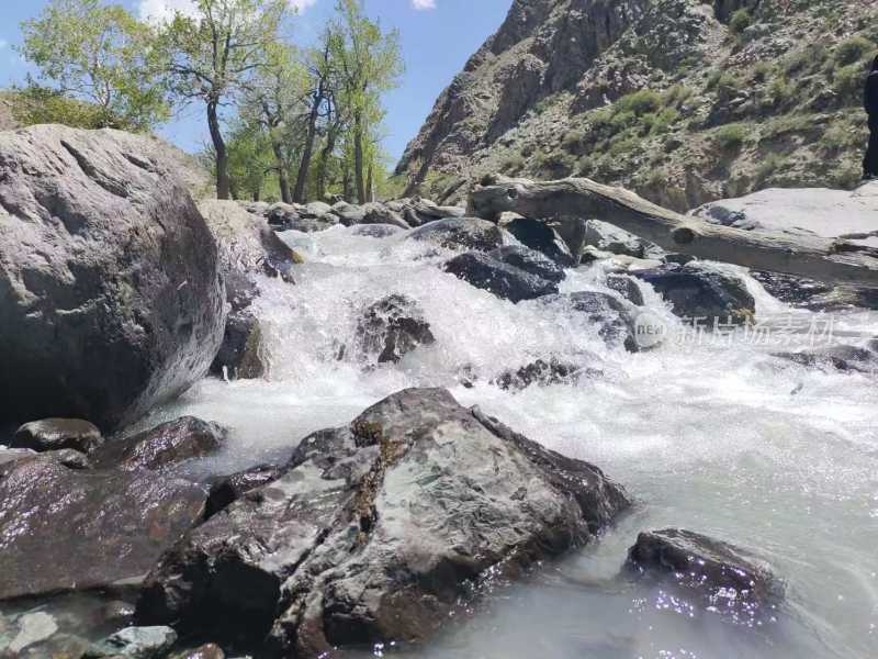 山间溪流与岩石自然景观