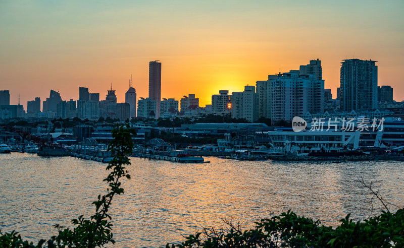 黄昏夕阳青岛小麦岛公园自然风光与城市景观