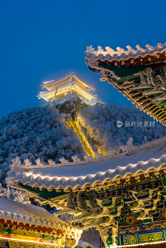 河南老君山景区冬季大雪古建筑房檐夜景