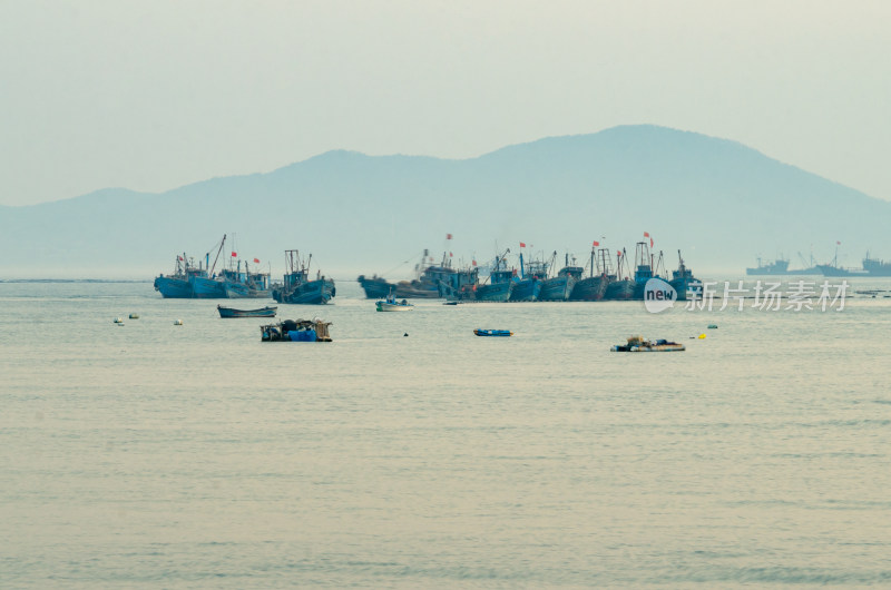 青岛海面上的渔船