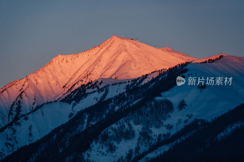 雪山日照金山