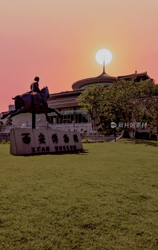 夕阳下西安博物院前雕塑景观