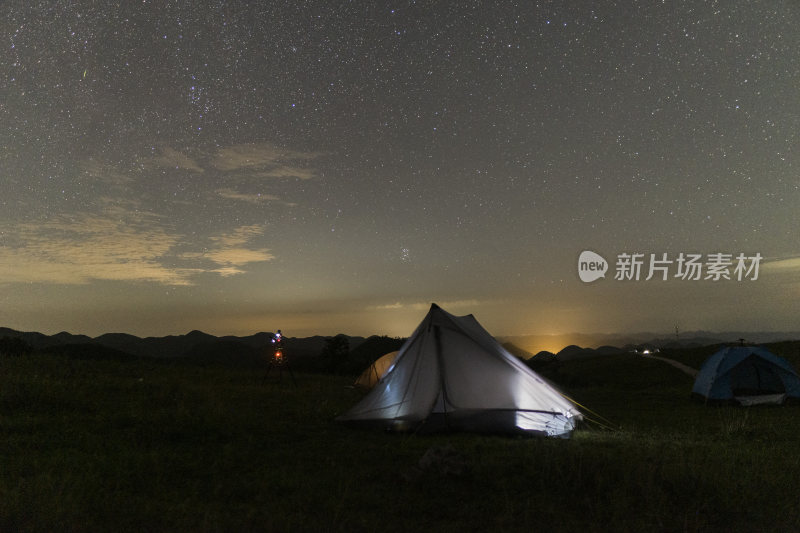 野外露营地帐篷与璀璨星空的夜景