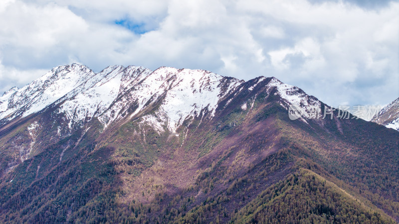 四川阿坝四姑娘山景区附近的雪山