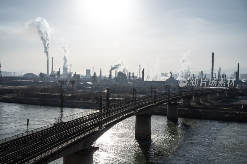 兰州西固工业区石化石油冶炼工厂和桥梁高铁