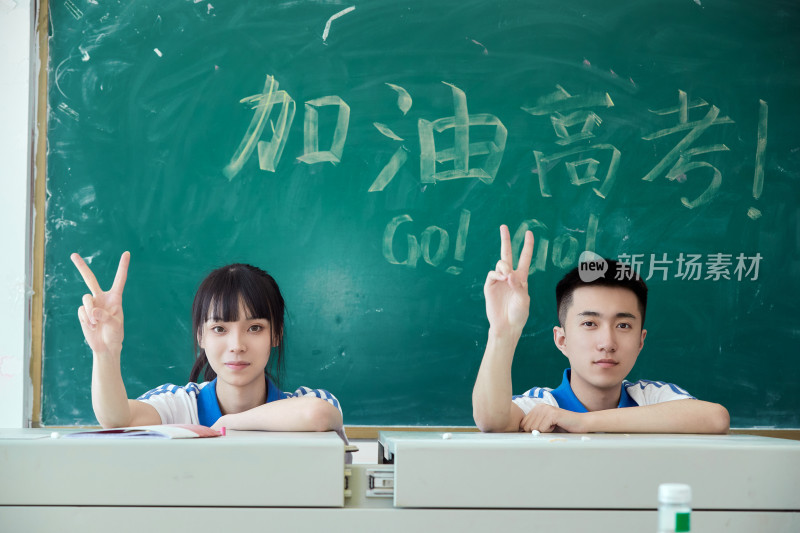 教室里讲台上为高考加油激励的高中生