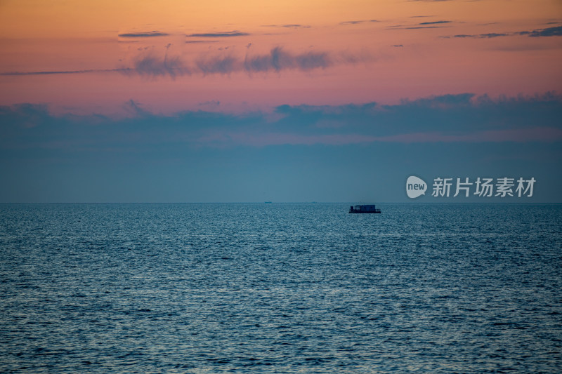 山东烟台东山栈桥海上日出前的朝霞景观