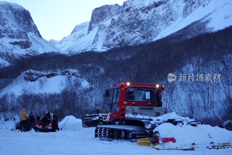 冬季 雪山 铲雪车