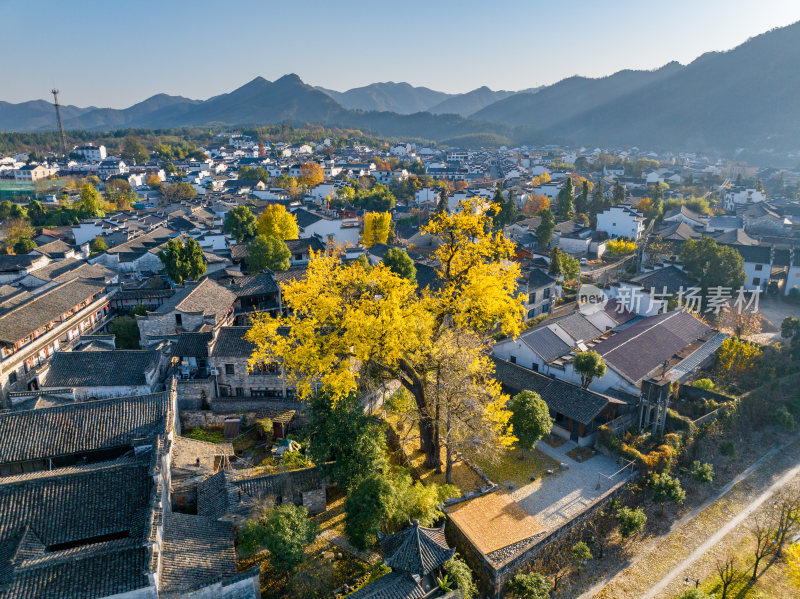 航拍安徽宣城泾县桃花潭风景区老街村庄