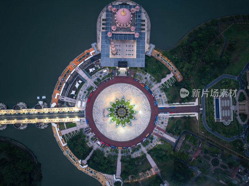 马来西亚布城粉色水上清真寺建筑景观航拍