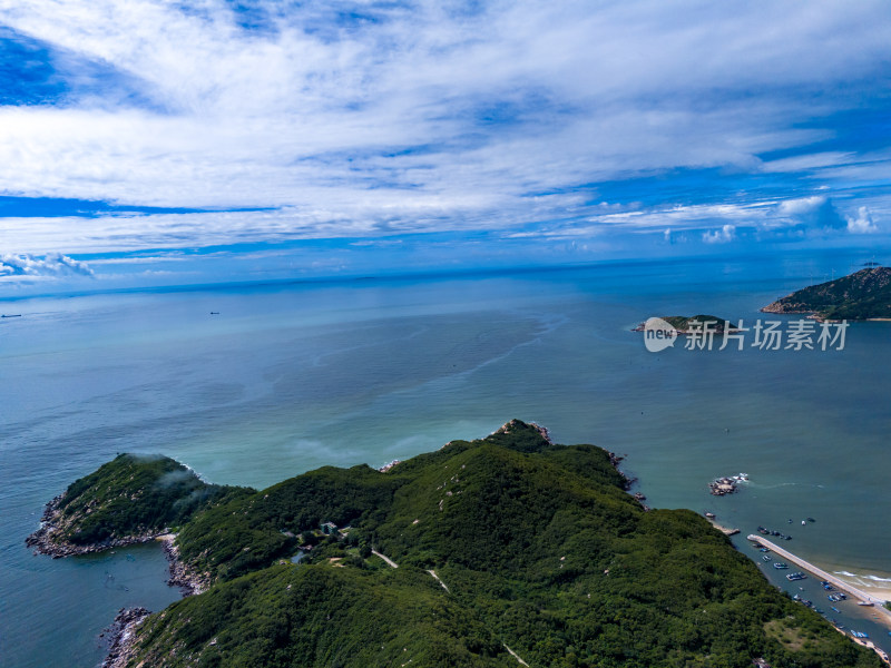 蓝色海洋大海岛屿自然风光航拍图