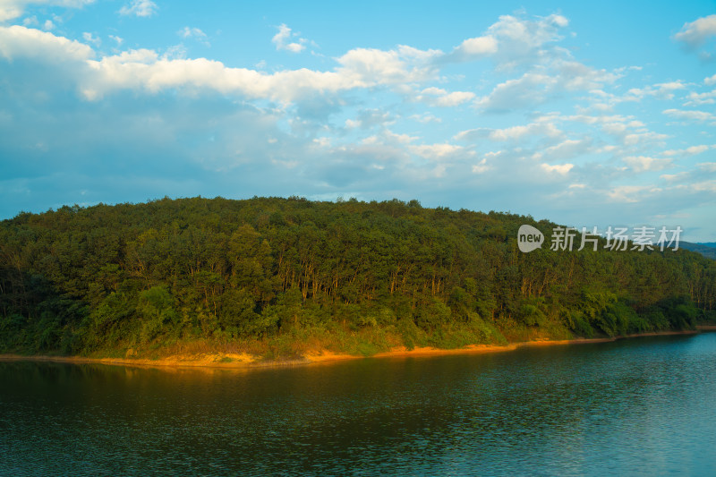 夕阳下的湖光山色