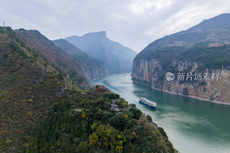 长江三峡奉节瞿塘峡中航行的滚装船