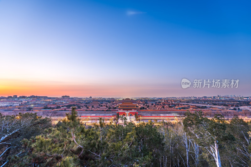 北京故宫全景鸟瞰图，暮色下的历史古迹