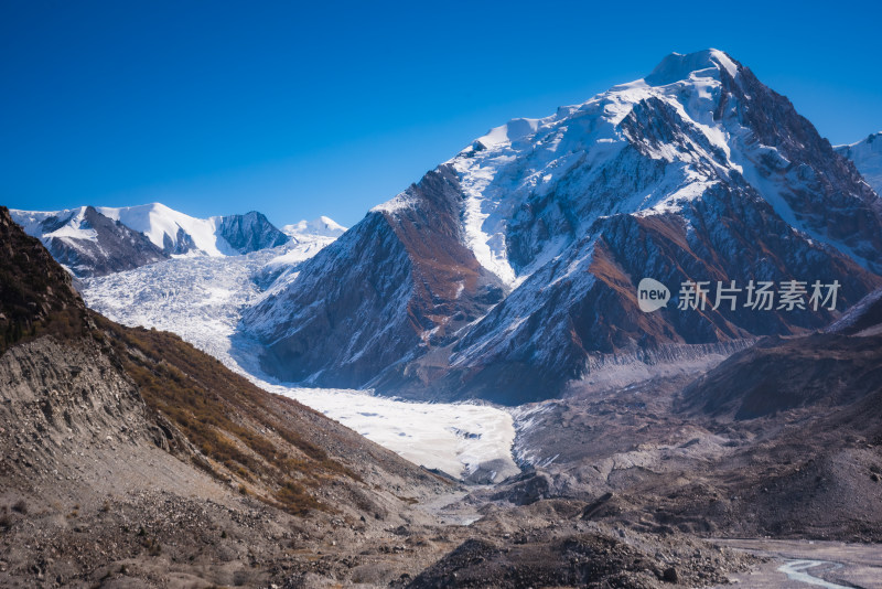 新疆天山山脉宏伟雪山冰川风景