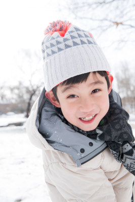 在外面玩雪的小男孩