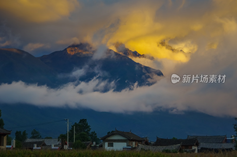 云南玉龙雪山日落时分云雾中的自然风景