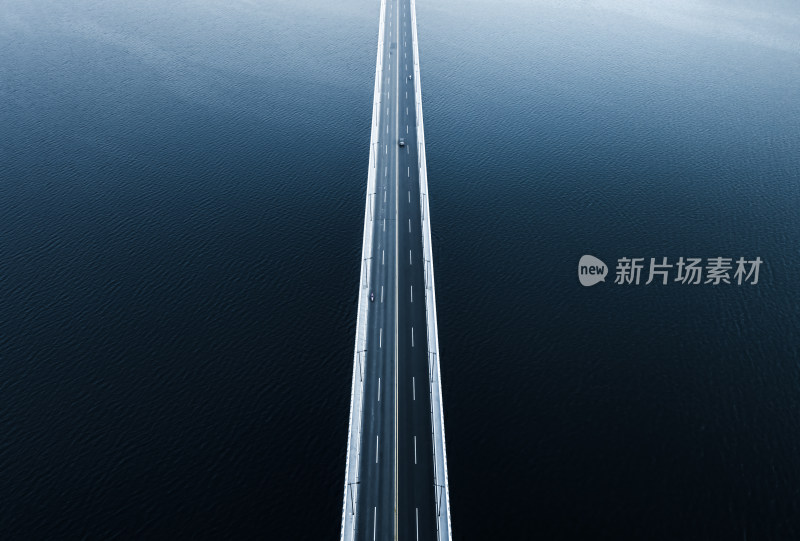 航拍横跨在湖面上的千岛湖大桥