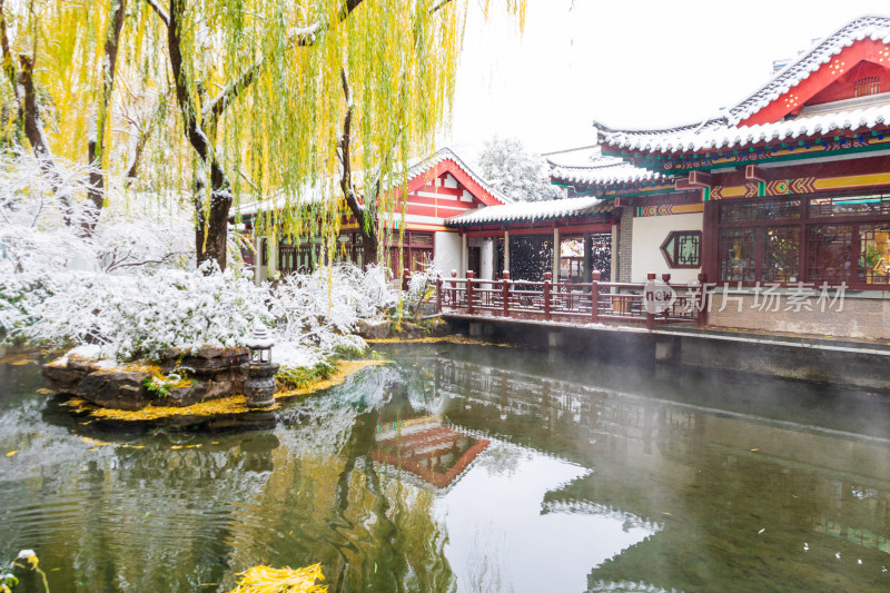 山东济南大明湖趵突泉泉水冬天雾气雪景