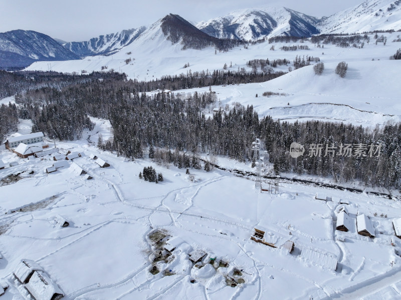 中国新疆阿勒泰禾木冬季雪景白雪覆盖的禾木