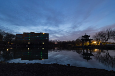 湖畔建筑夜景倒影