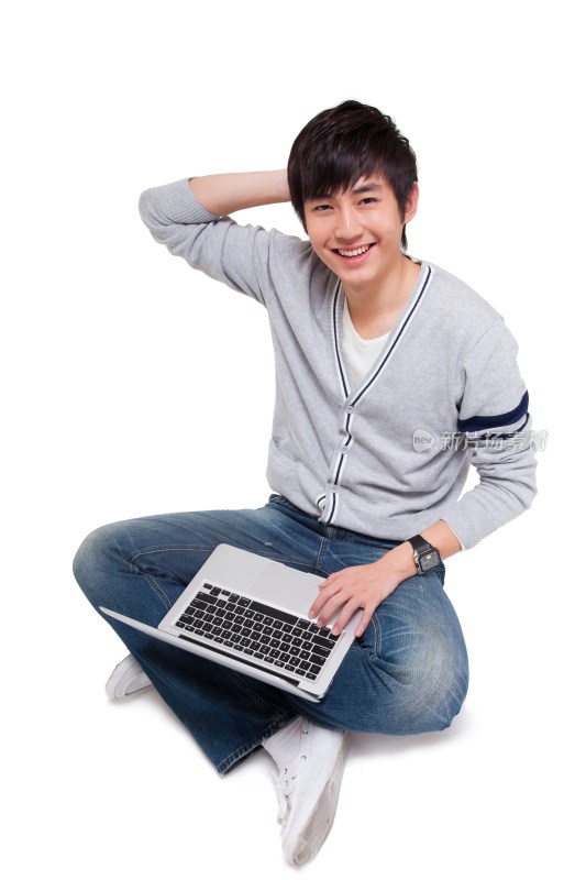 年轻男人坐在地上使用笔记本电脑