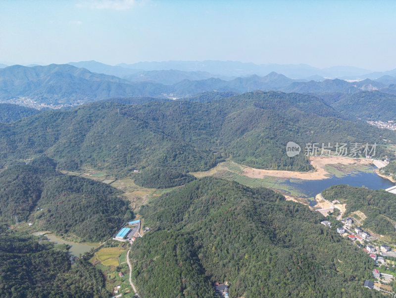 航拍蓝天白云下的青山河流村庄风光