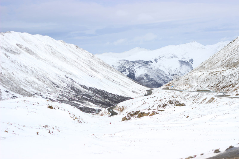 川藏线上的山脉雪景道路