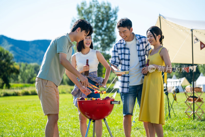 一群人在露营地野餐