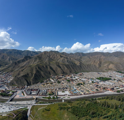 甘肃甘南拉卜楞寺高原藏地古城全景航拍