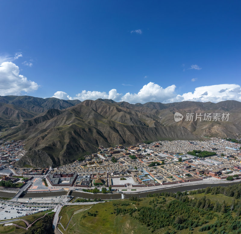 甘肃甘南拉卜楞寺高原藏地古城全景航拍