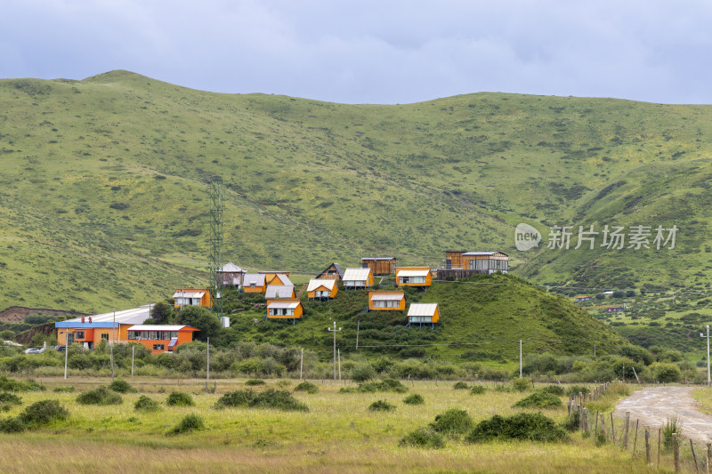 长焦视角下若尔盖草原山坡上的房屋