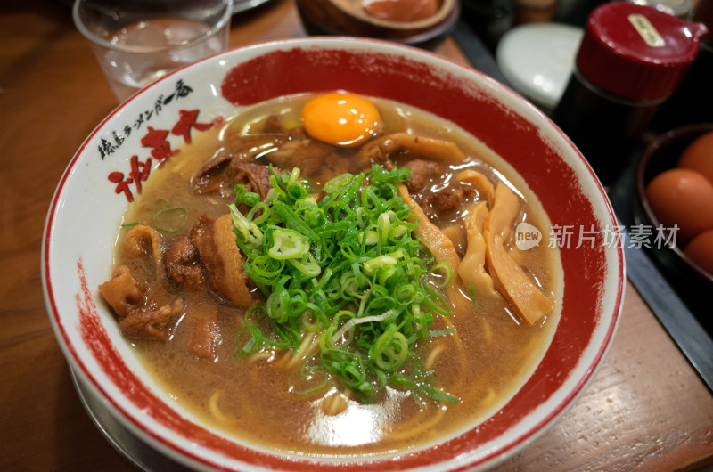 一碗日式拉面特写