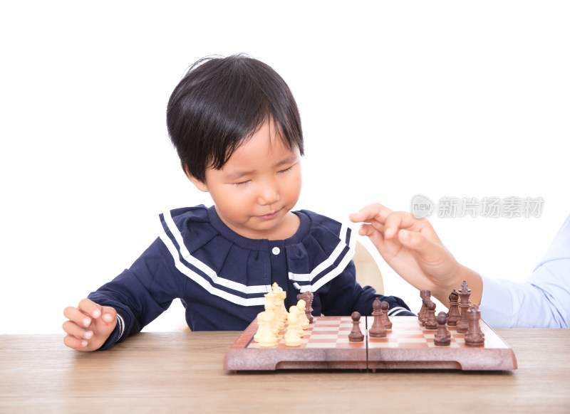 中国儿童在老师的辅导下学习国际象棋