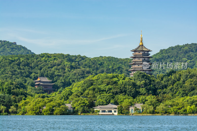 浙江杭州西湖畔雷峰塔与净寺