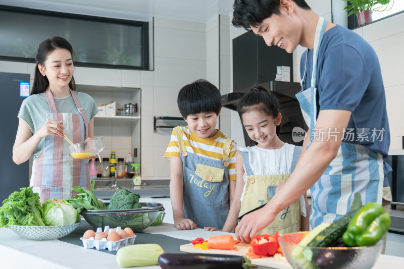 年轻父母教孩子学做饭