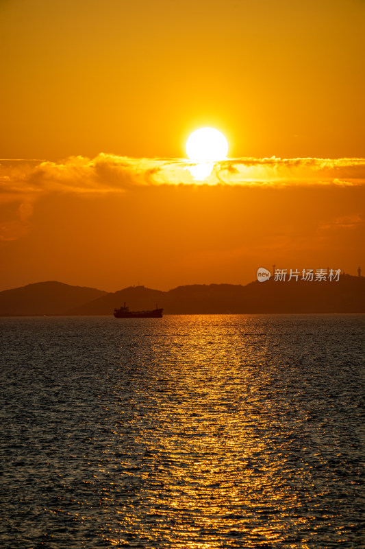 山东烟台东山栈桥海上日出海天相接一色景观