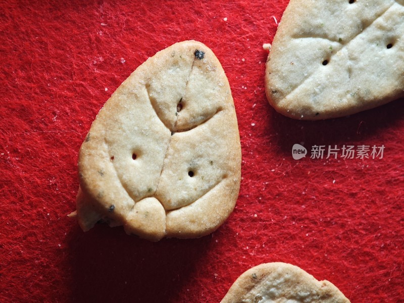 红色背景上放置着的美味饼干