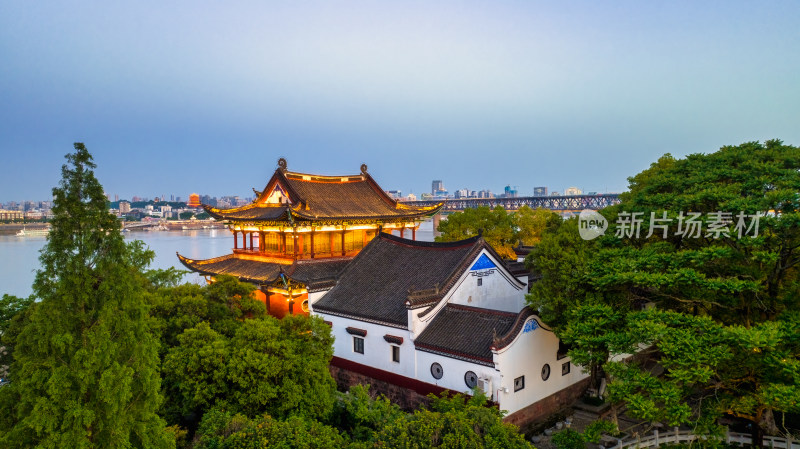 武汉汉阳晴川阁黄鹤楼傍晚城市风光