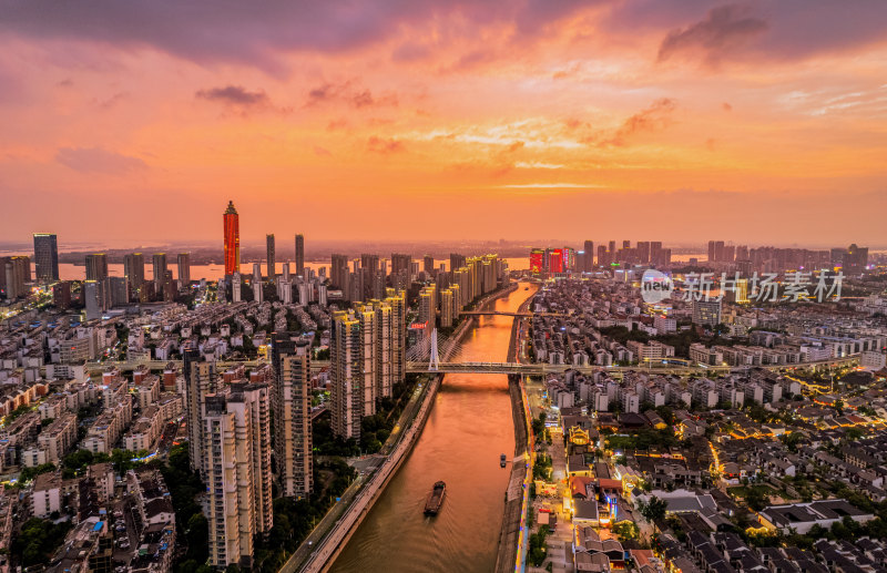 初夏暴雨后火烧云天空下的芜湖主城区