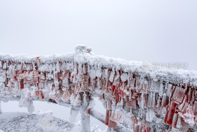 寒冷冬天冰雪凝固的祈福牌