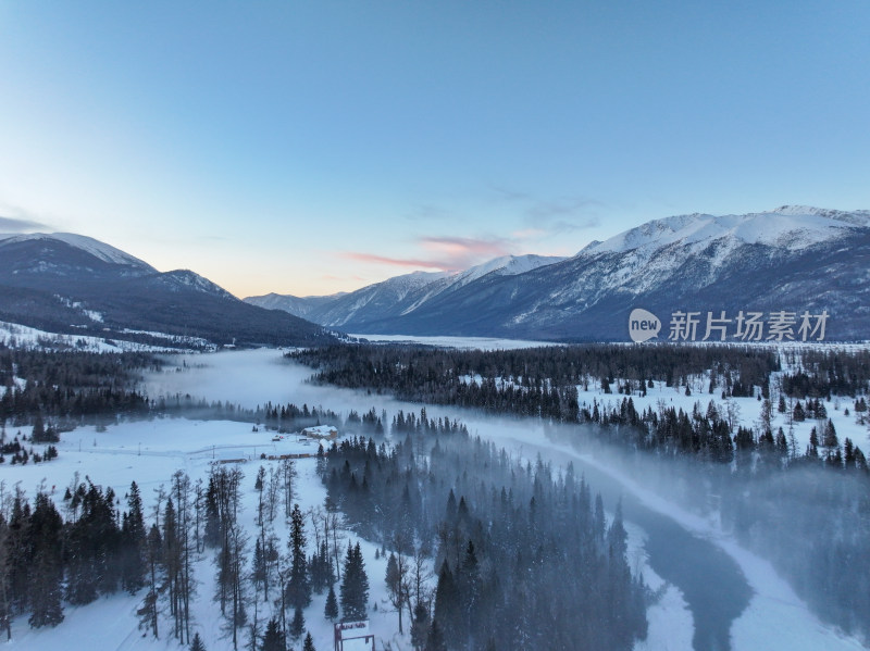 新疆阿勒泰喀纳斯雪景神仙湾晨雾雪山森林