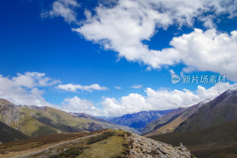 高山山脉山峰蓝天白云自然风景