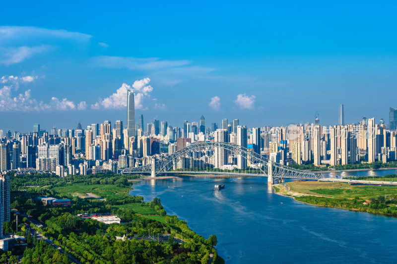 夏季白天武汉汉江湾大桥城市天际线风光