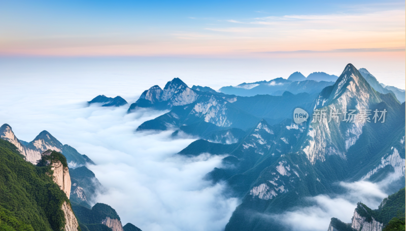 云雾缭绕的壮丽华山山景