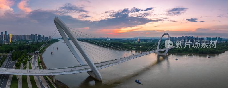 日落时的南京眼步行桥全景